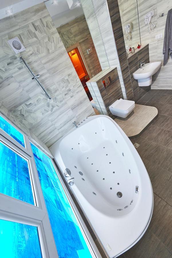 Sauna, Big Jacuzzi , Khreshchatyk Apartments Киев Екстериор снимка